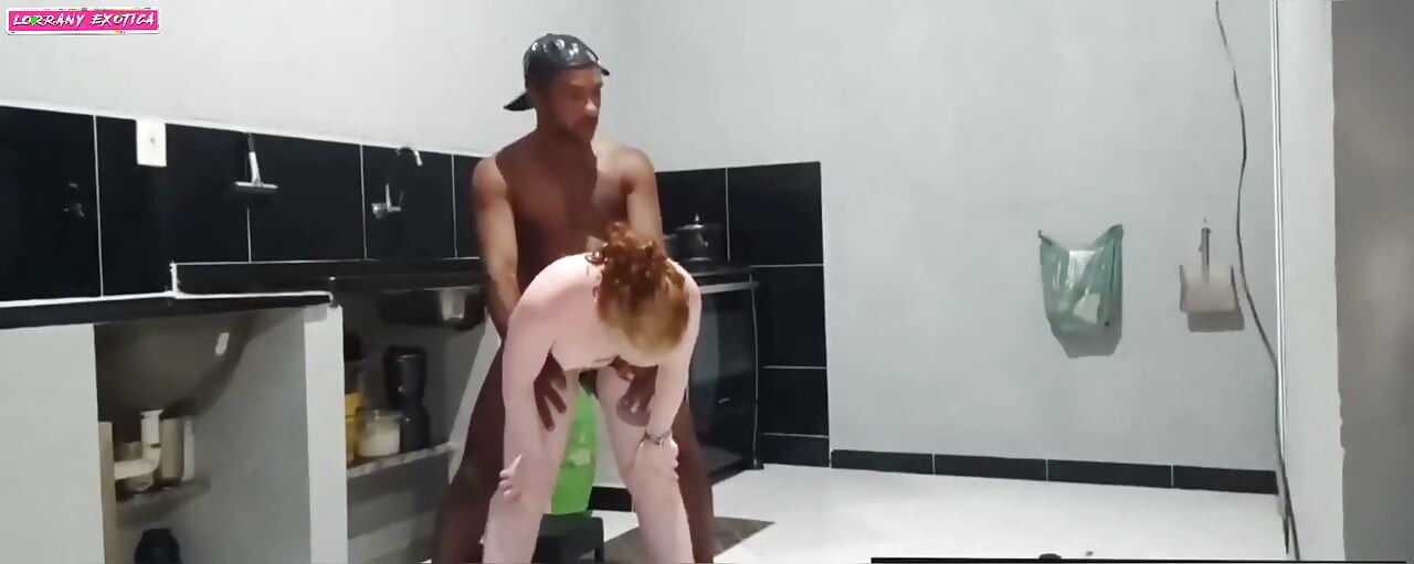 Ich hatte sex mit einem lieferreiter und ließ ihn mich mit viel sex ficken, bis er sein ganzes sperma auf mich spritzte