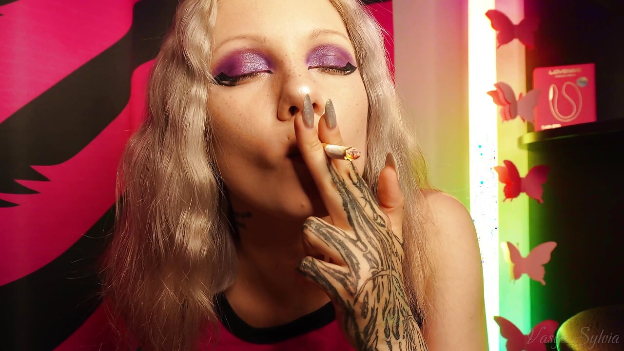 Sexy Teen Smoking a Cigarette and Shaking Her Tits!