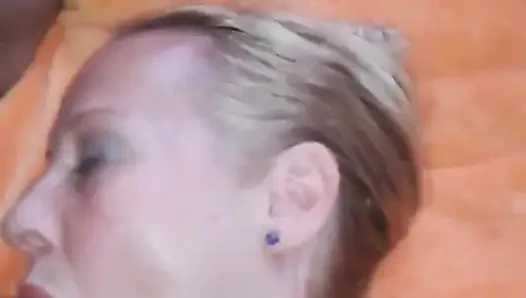 Selenas blowjob-vergnügen in nahaufnahme