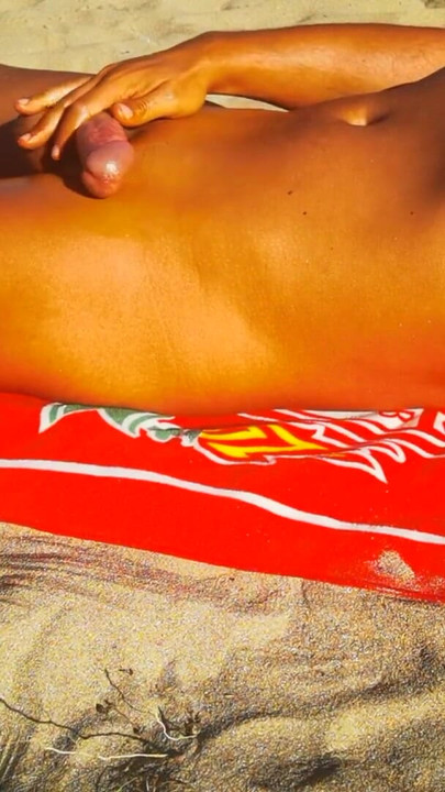 Snažan trenutak iz "Očajnički želim svršiti nakon cijelog dana gledanja tinejdžera na nudističkoj plaži"
