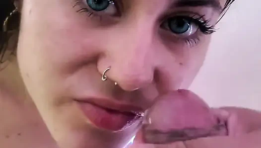 Gadis hot ini lagi asik nyepong kontolku sampai aku crot di mulutnya