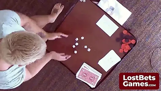 Последняя неудачная игра-стриптиз, неудачная, оставленная только в ее лифчике