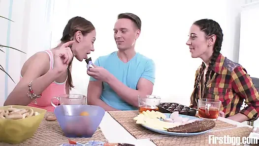 Seksi oda arkadaşları delikanlıyı memnun ediyor tam video