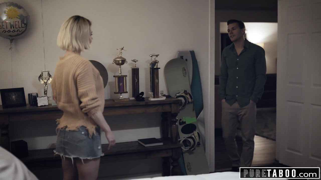 純粋なタブーの継母が義理息子を喜ばせる彼自身を助けた