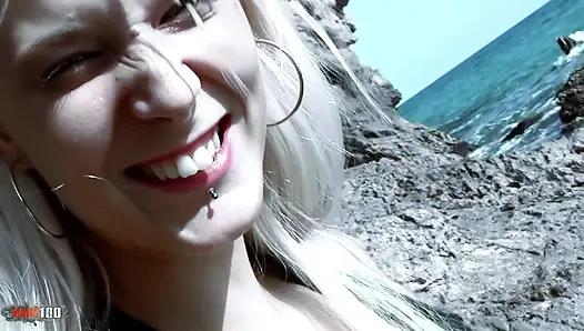 Sexy blonde giving her ass on the beach