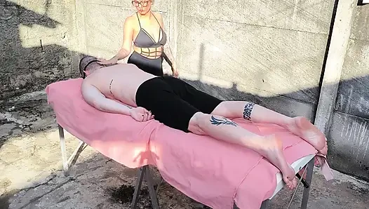 Nacktmassage im Freien mit heißer Blondine