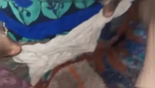 Teyze göğüslerini penise sürttü ve aynı zamanda poposunu da sevdirdi
