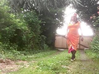 En robe orange en extérieur