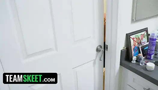 Yaramaz şakalar seksi genç Rebecca Vanguard'ın azgın olmasını sağlıyor