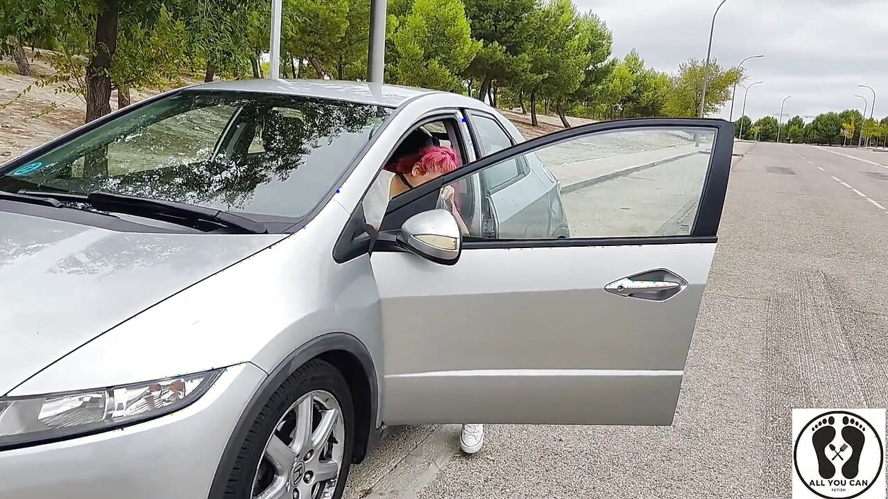 Mujer desesperada en problemas con su coche, desesperación