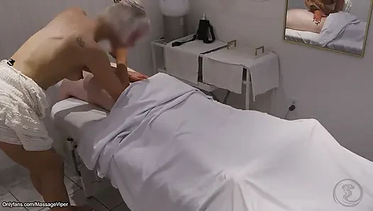 Riskantes blankziehen von exhibitionisten-masseuse