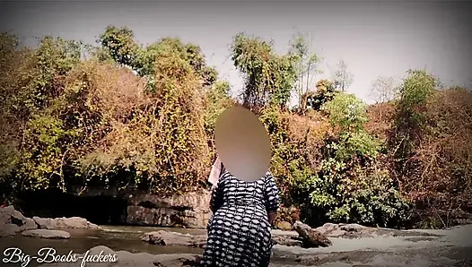За Водопадом Между Двумя Любовниками Скрывается Теплота.