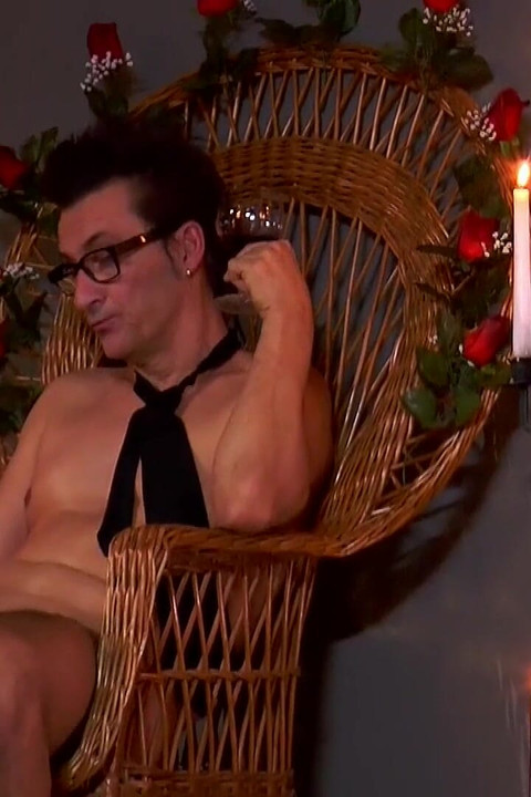 Bitte, Herr, benutze mich! - Brünette mit langen beinen wird gefesselt und von schwarzem meister dominiert