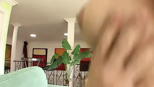 Tamamen doğal ateşli sıkı amcıklı sarışın eğlence için büyük yarağa biniyor