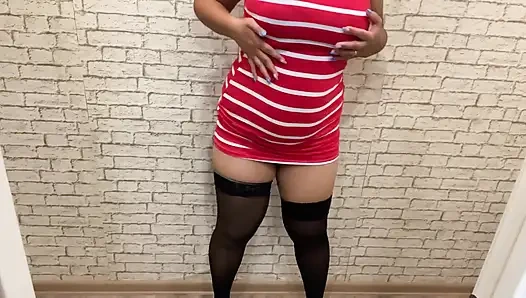 Çoraplı külotsuz orta yaşlı seksi kadın, temizlik yaparken azgın