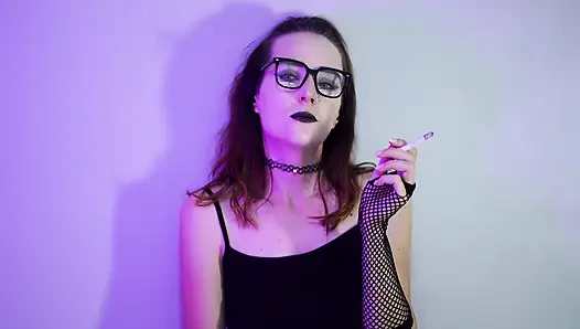 Gotik kız file çorap içinde sigara içiyor