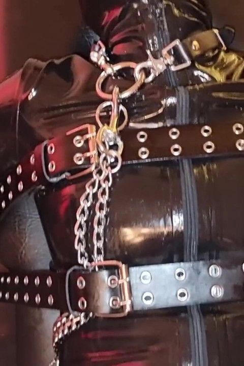 Slut-Orgasma Celeste fucked hard by a equine dildo and a toilet brush