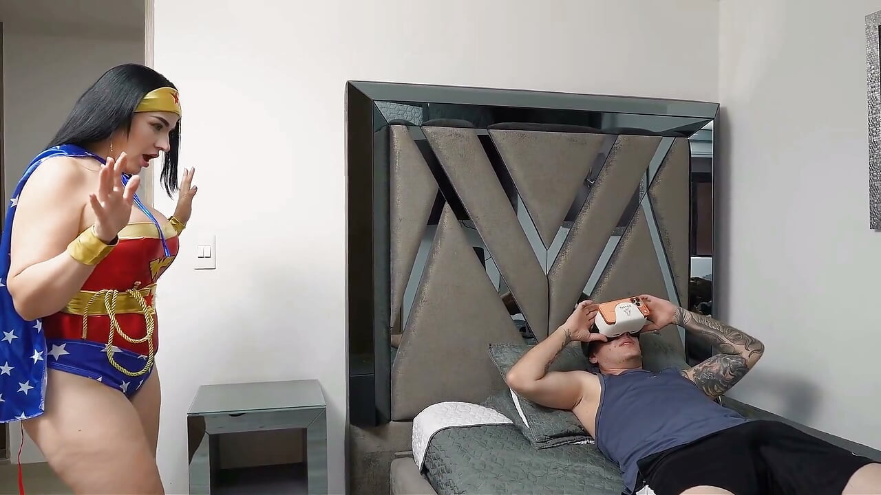 VR 안경을 쓰고 입술에 사정하는 동안 배다른 아들을 따먹는 할로윈 스페셜 밀프