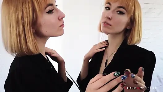 Lilly Mays с удивительным телом в зеркале