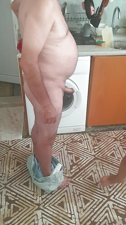 私はヘッドスカーフをつけているメイドに、キッチンで私にオーラルセックスをさせました。