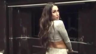 Nikki Bella schüttelt ihren Arsch