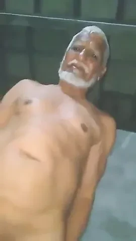 Vovo Comendo bem gostoso o novinho