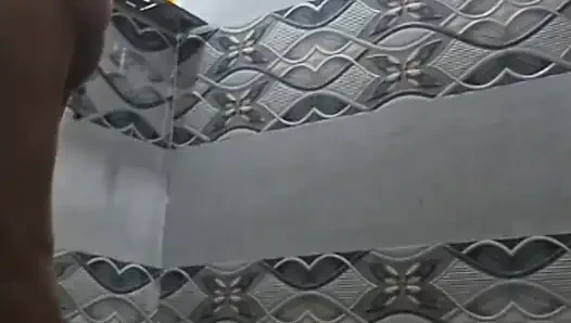 Desi bhabhi kamar mandi saya naha rahi h...