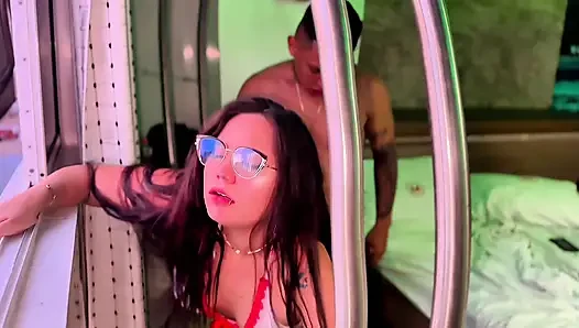 Latin hemşire Kitty DJ: klinikte her yere giden küçük