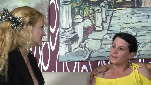 The milf invites her friend to erotically satisfy her lover in threesome - 4