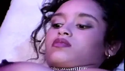 Она беременная красотка из Франции, которая любит есть сперму