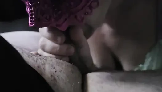 Pembe maskeli sürtük orta yaşlı seksi kadın yutuyor