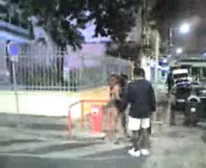Une Prostitue fait son show dans les rues de   la ville