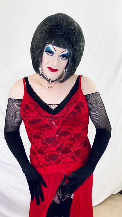 浓妆荡妇脱衣服到内衣 | 短片 1