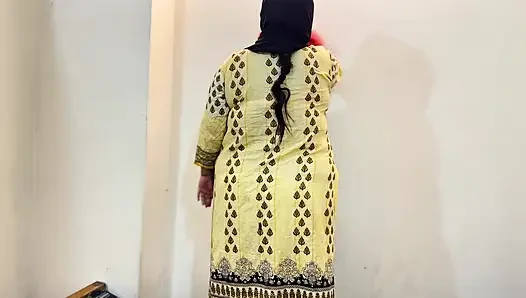 Güzel büyük götüm ve büyük memeli ateşli oda arkadaşım külotsuz tesettürlü kamiz külot giyiyor ve odamızı temizliyorum