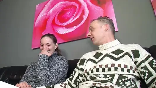 Sexy deutsches schätzchen teilt schwanz mit bi-typen in einem heißen dreier