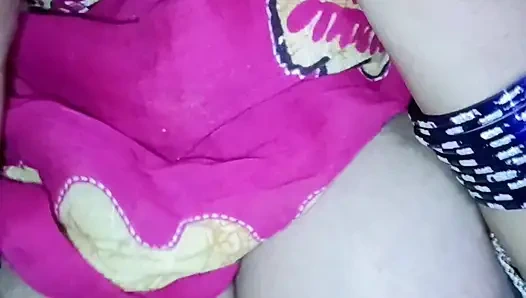 Köylü yenge banyoda işiyor ve kocası tarafından sikiliyor