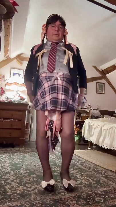 Em roupa de estudante para uma noite