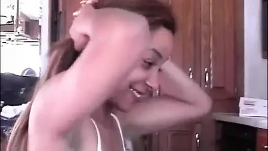 Sarışın orta yaşlı seksi kadın ağzındaki yarağı seviyor