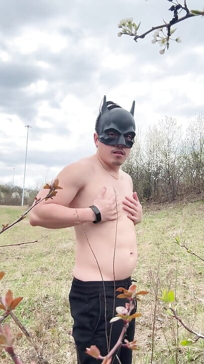 Az ázsiai izomisten levetkőzik, meghajlítja V-kúpos és feszes seggét, megnyalja a bicepszét, majd megkóstolja hatalmas adagját