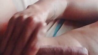 Chico latino muy caliente graba su gran polla en su cama