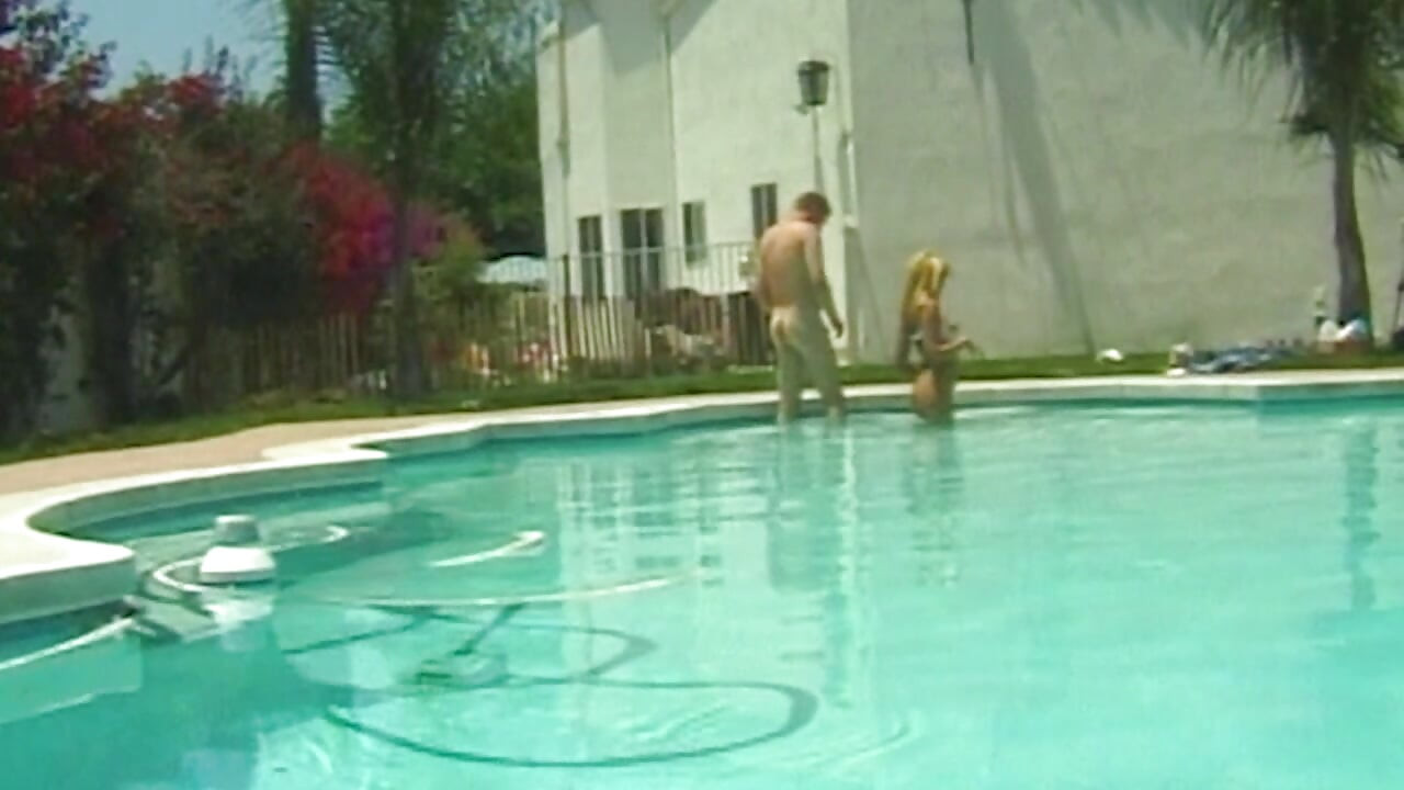 Heißer Pool-Sex in weißen Panties