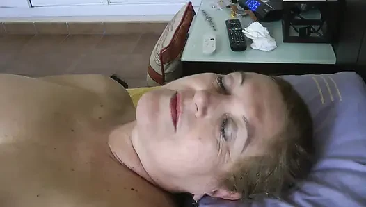Meine schlampe spielt allein und freut sich über ihren orgasmus