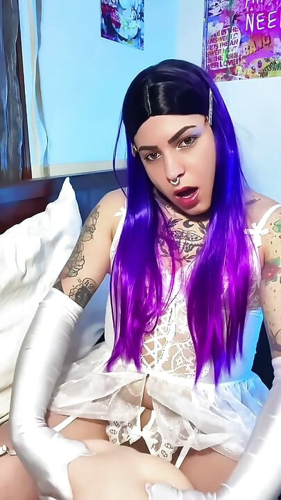 Gadis trans Emma melakukan seks dengan mainan dubur dan klimaks dalam seks anal yang intens