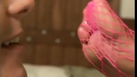 Белая вылизывает сочную чернокожую киску в гостиной