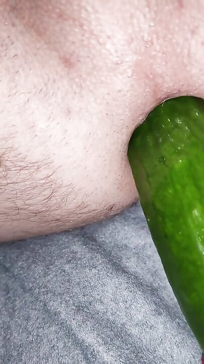 彼女は私のお尻に野菜を入れます