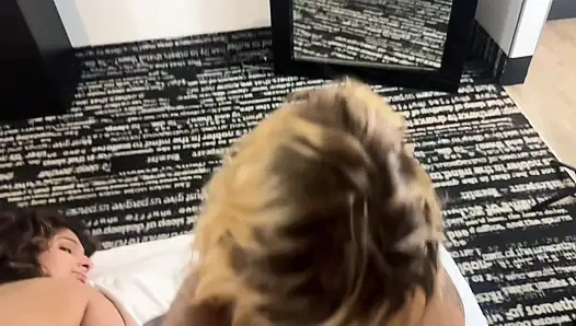 MILFs wecken freund mit einem dreier auf