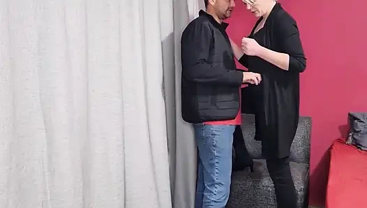 Cewek ini lagi asik fingering memeknya pakai sparowdox