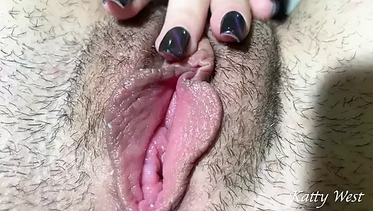 Masturbation en gros plan avec une chatte et un cul mal rasés