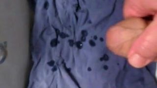 Загрузка спермы на синюю футболку