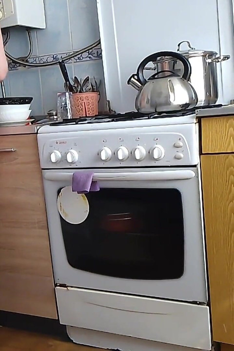 Saya mahukan pantat ibu tiri rakan saya, saya suka apabila dia memasak di dapur